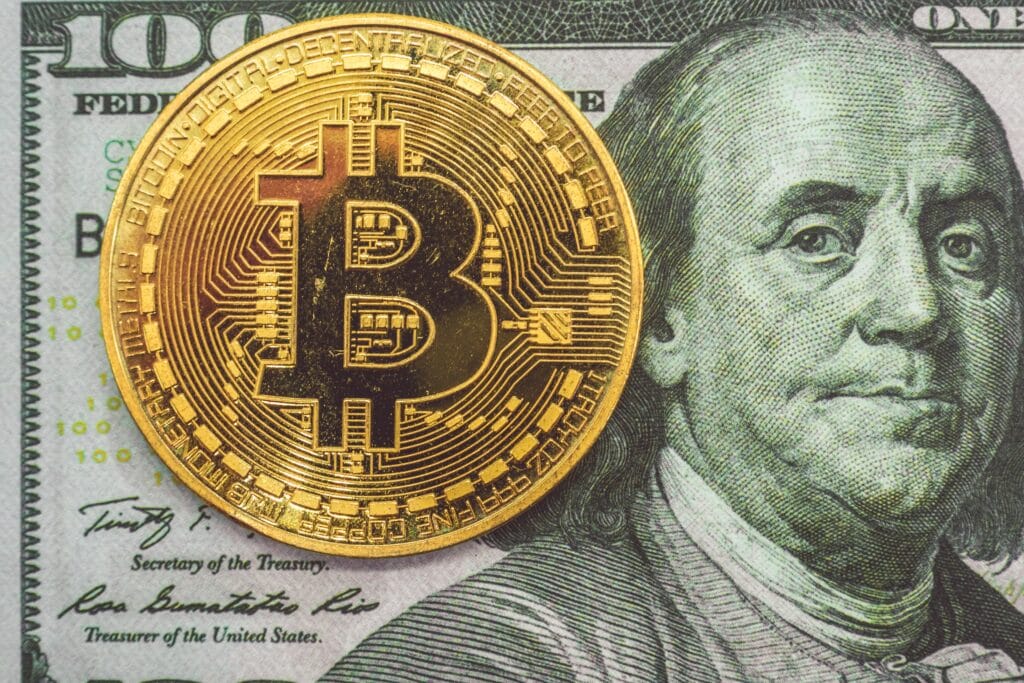 Bitcoin et monnaie traditionnelle (dollar).