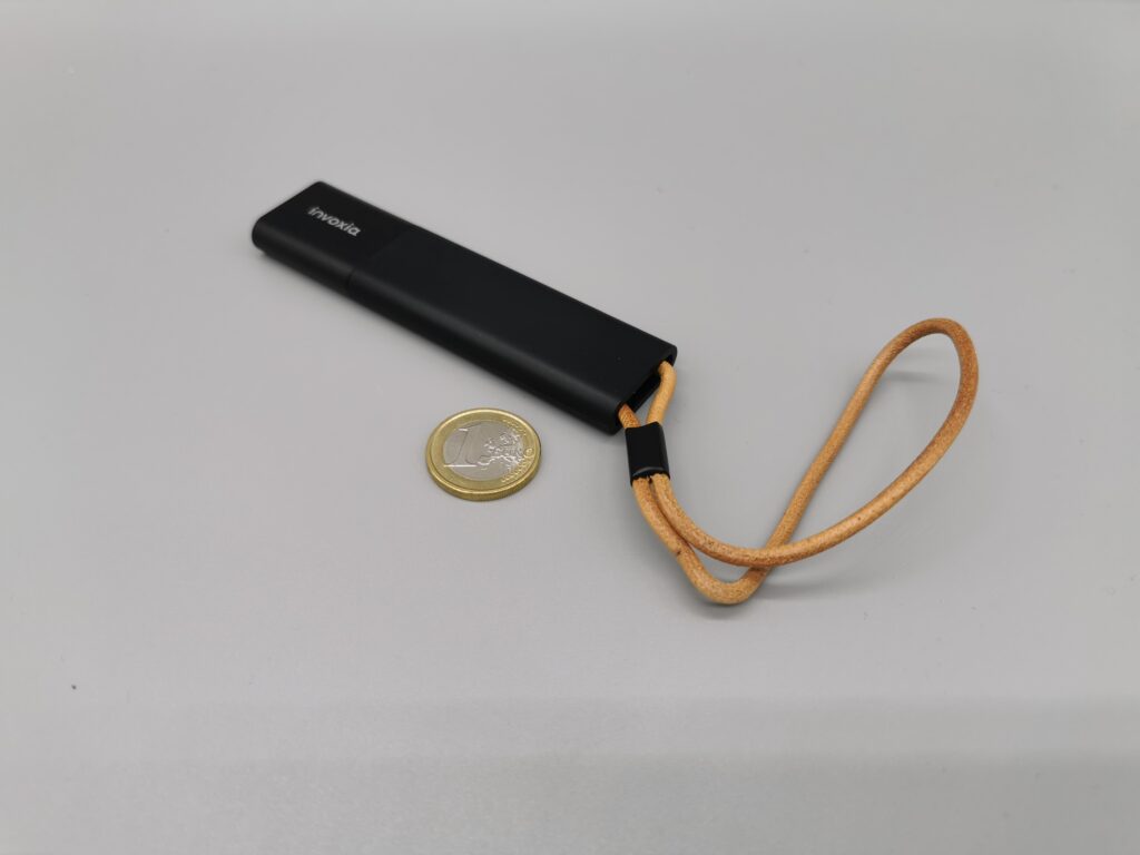 Le tracker GPS Invoxia comparé à une pièce de 1 euro.
